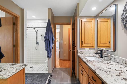 Main bedroom bath also had granite counters