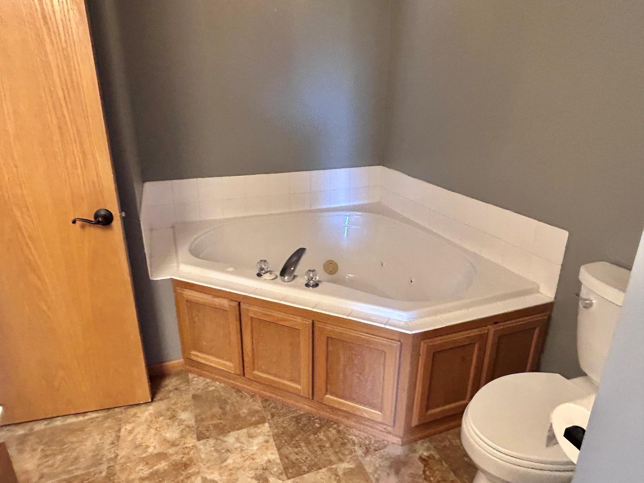 Jetted tub