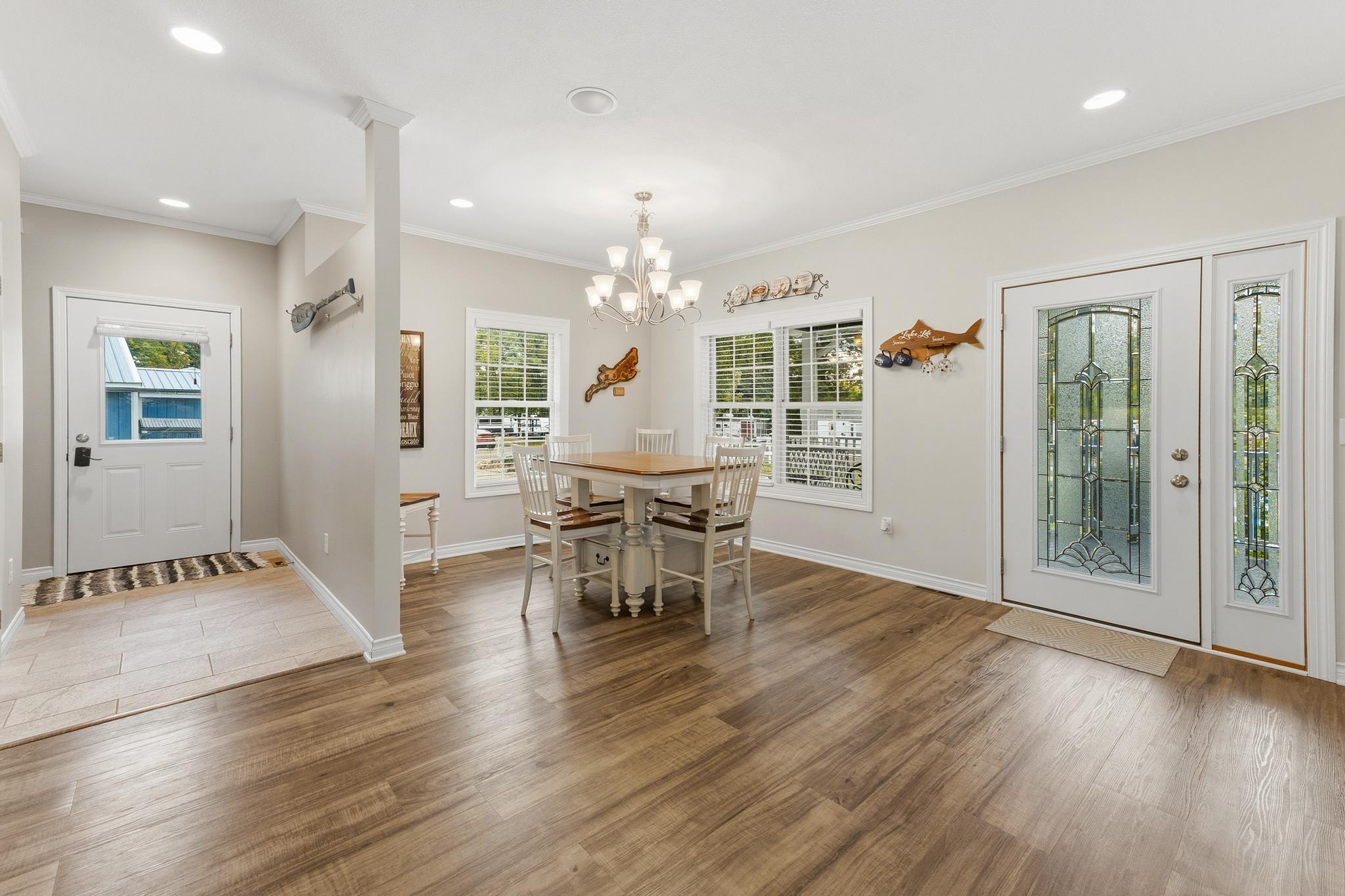 2109- Beaut. dining area