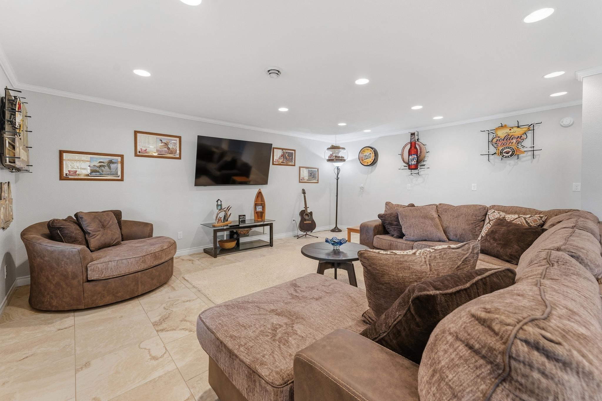 2109-LL spacious family room