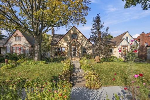 4-web-or-mls-1531_Asbury_St_N_Saint_Paul_MN_55108_048.jpg