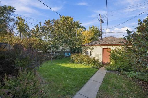 46-web-or-mls-1531_Asbury_St_N_Saint_Paul_MN_55108_041.jpg