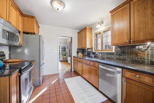 23-web-or-mls-1531_Asbury_St_N_Saint_Paul_MN_55108_021.jpg