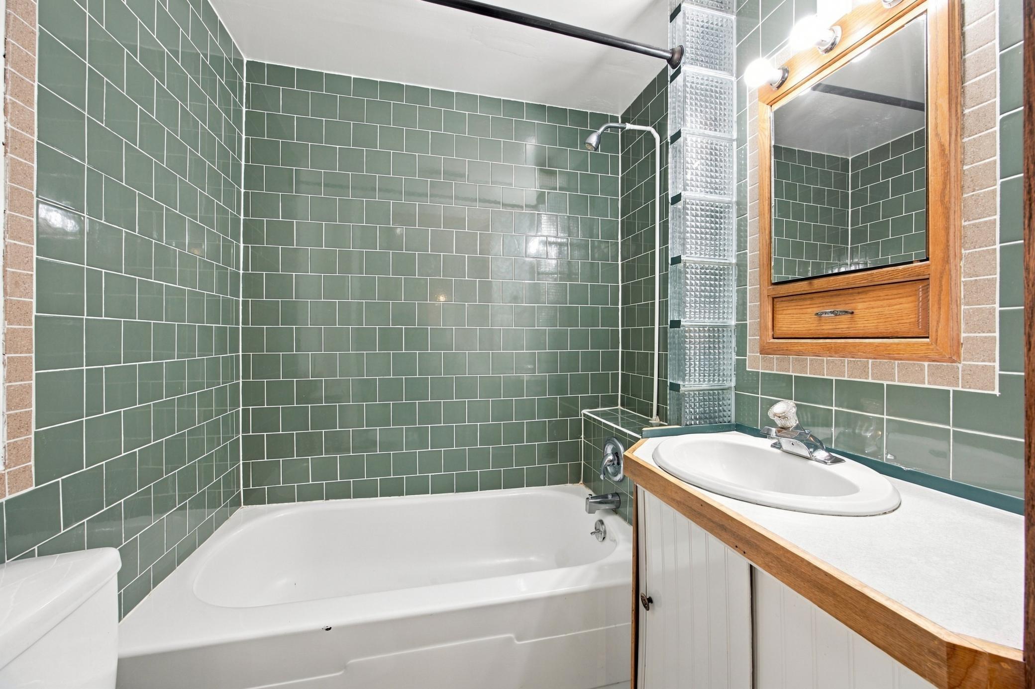 Full Bathroom 1