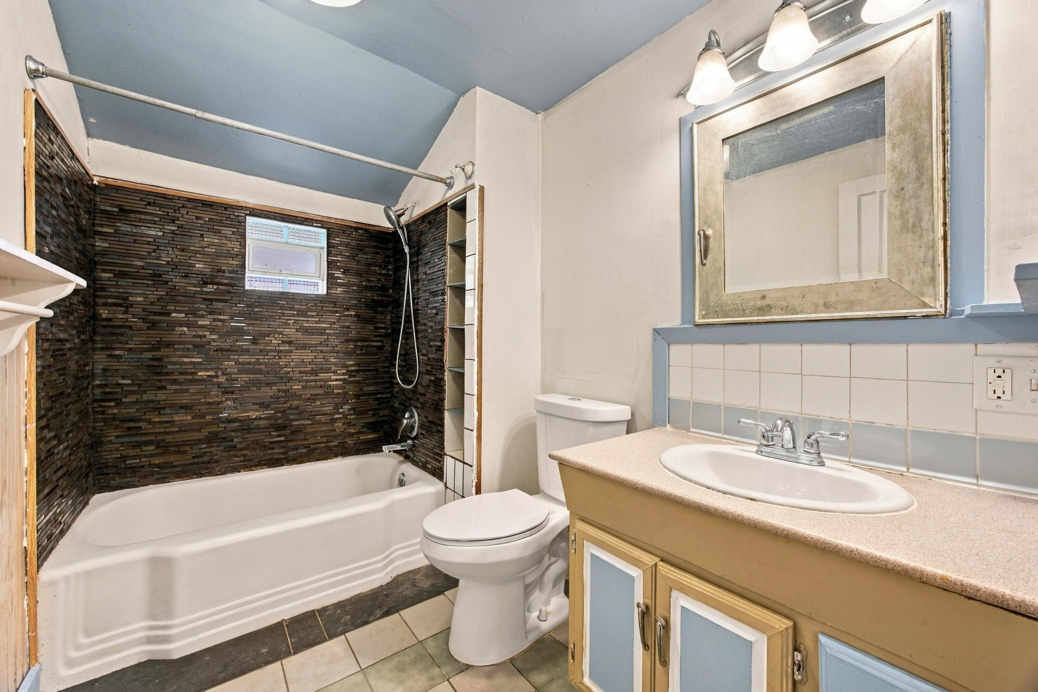 Full Bathroom 2