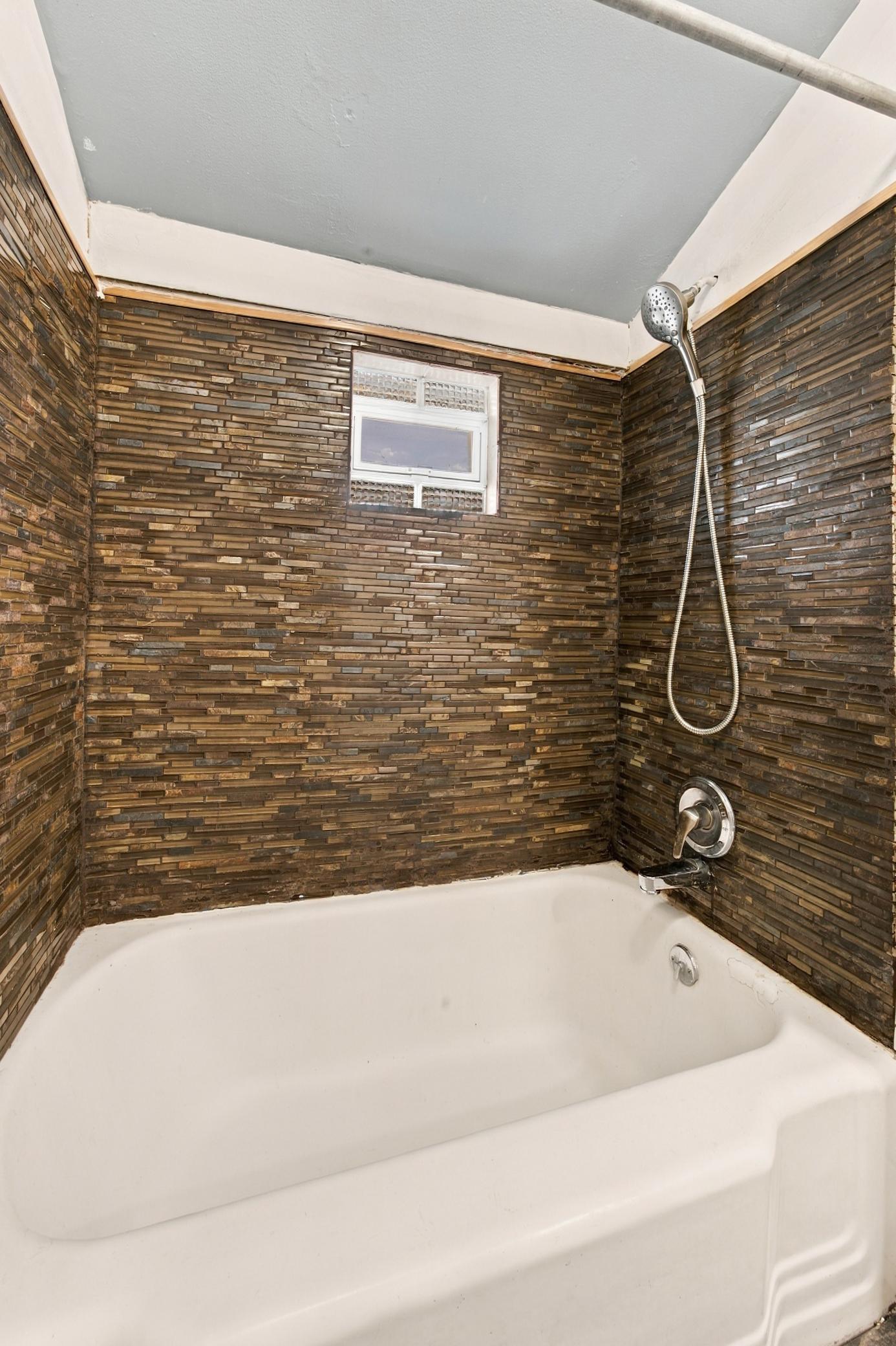 Full Bathroom 2 Tub