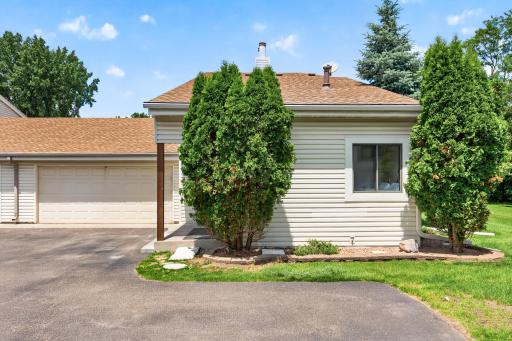 End unit with plenty of room to roam in the nice sized yard