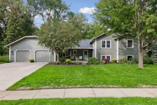 Well-maintained 4BR-3BA home that backs up to Round Lake