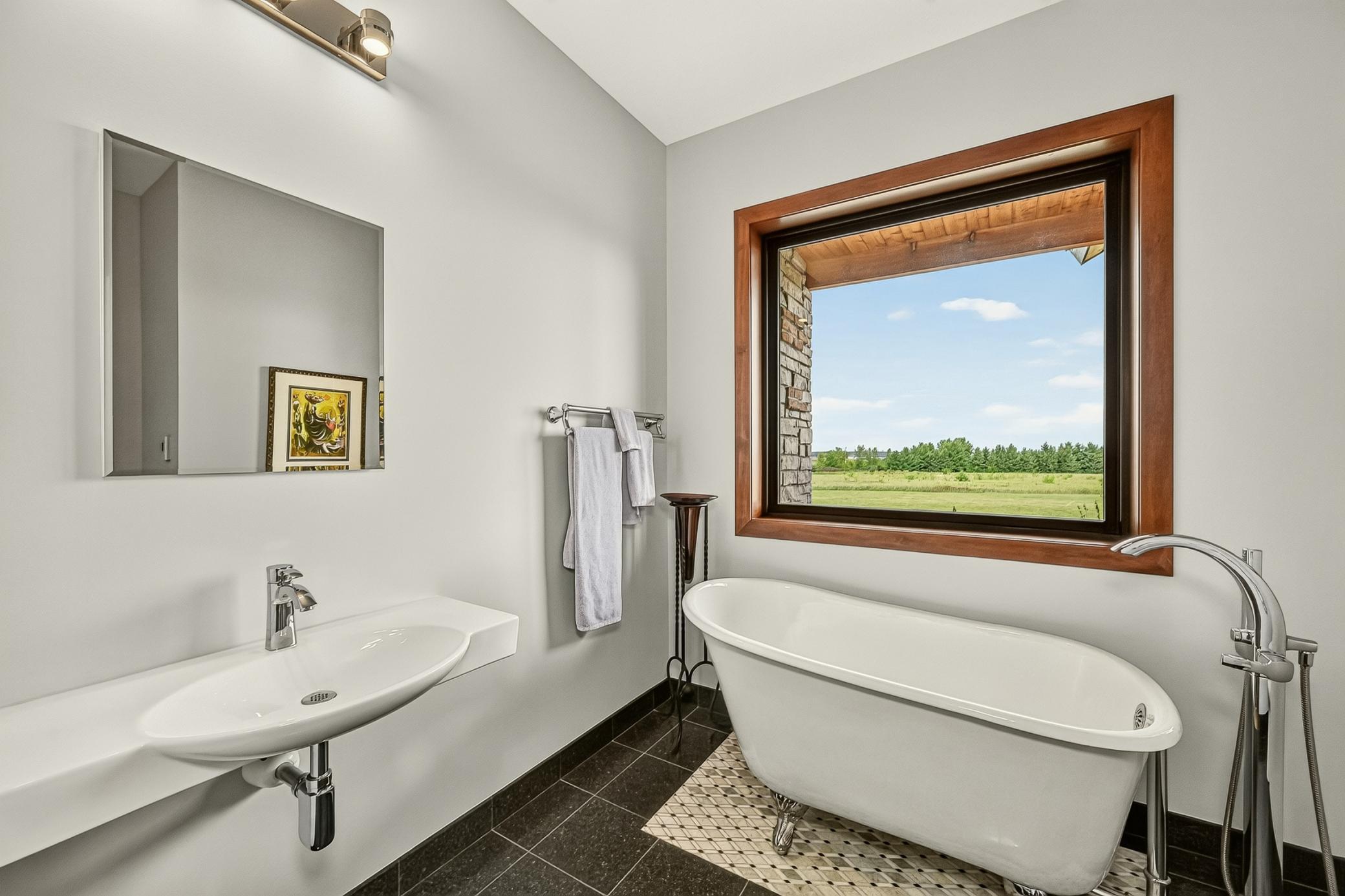 Soaking tub/Sunset views