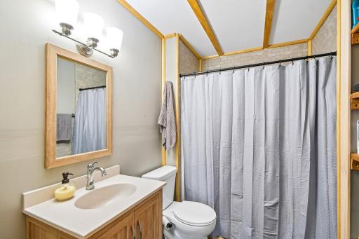 37-web-or-mls-414 Roosevelt Dr-S2309-037.jpg