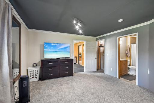34-web-or-mls-414 Roosevelt Dr-S2309-034.jpg