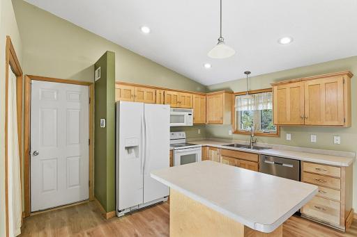 Kitchen w/center island
