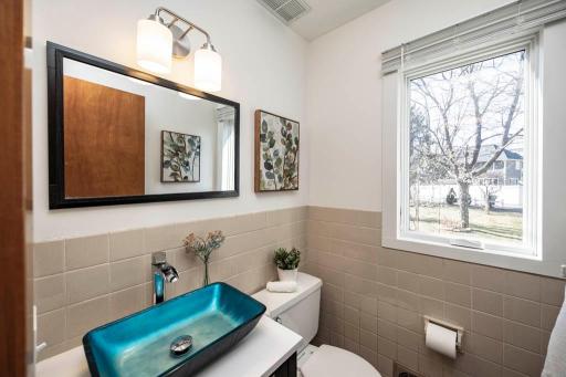 Main floor 1/2 bath