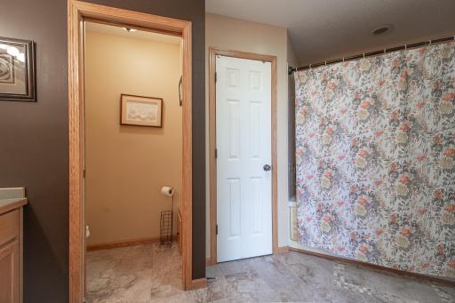 Upper-level full bath with jetted tub
