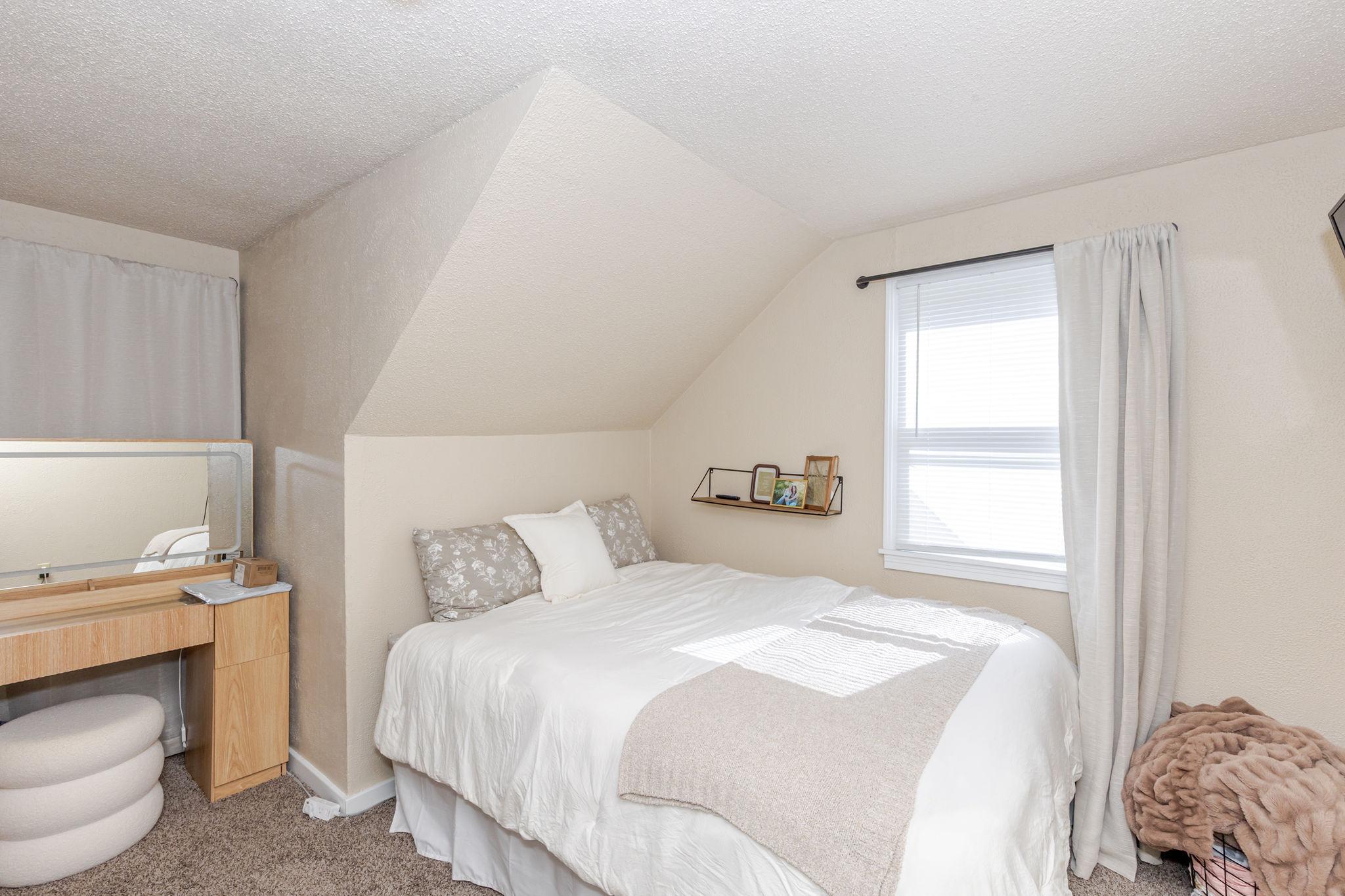 27bedroom5.jpg