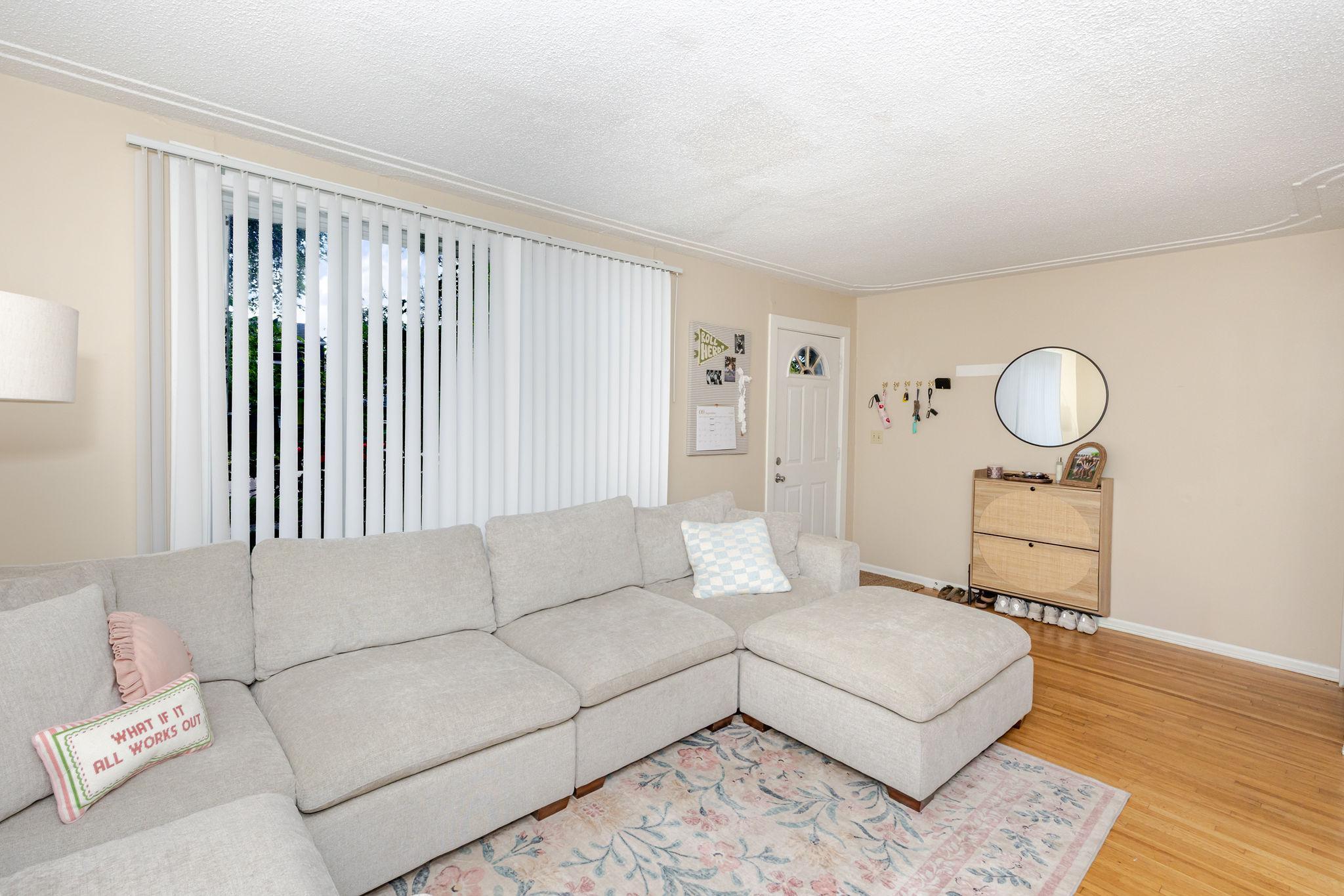 Living Room / Front Entry