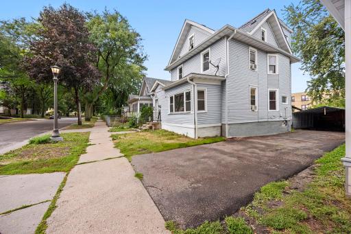 Spacious driveway for off-street parking