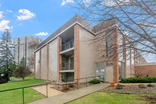 6328 Barrie Road, 1A, Edina, MN 55435