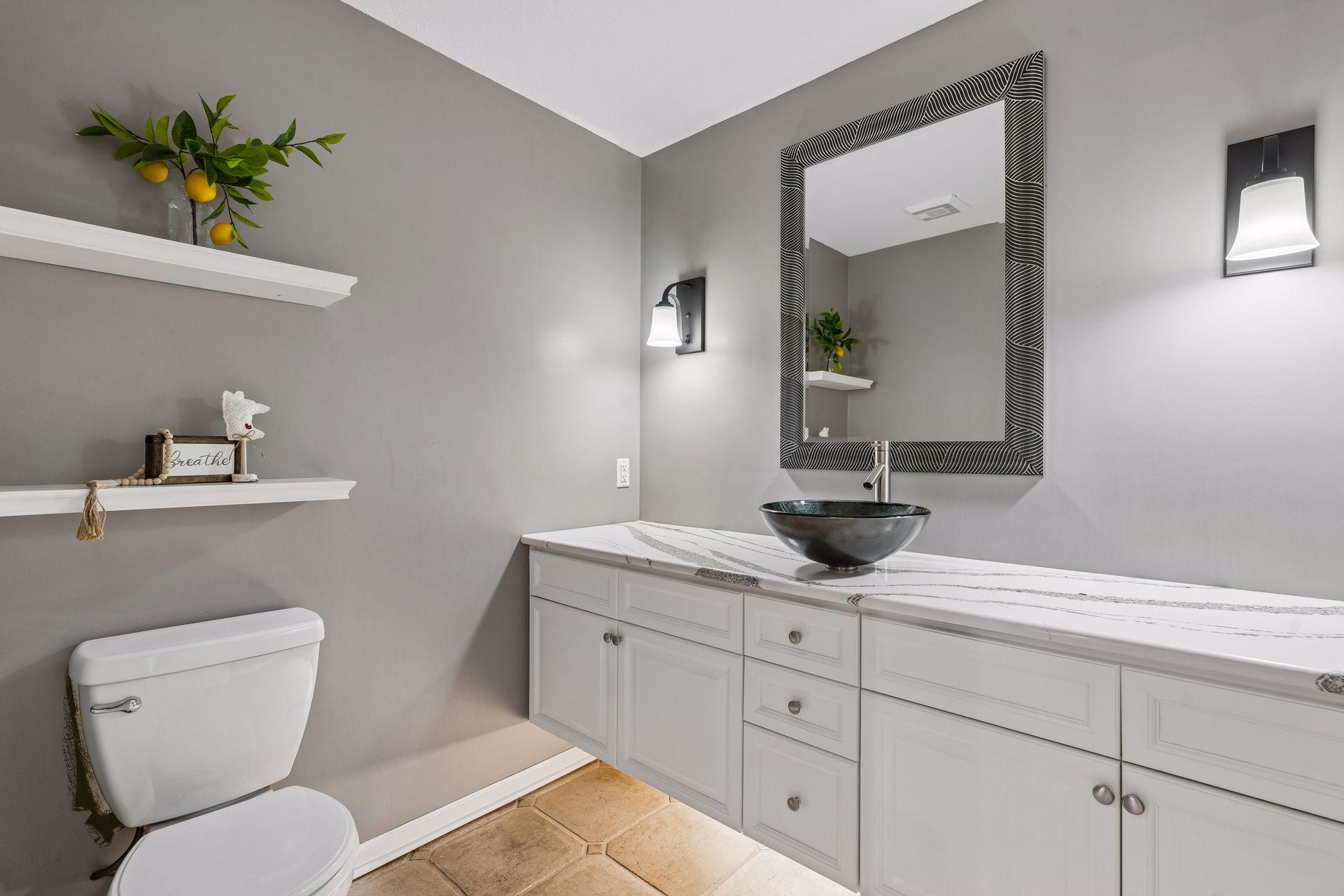 Main Floor Guest 1/2 Bath