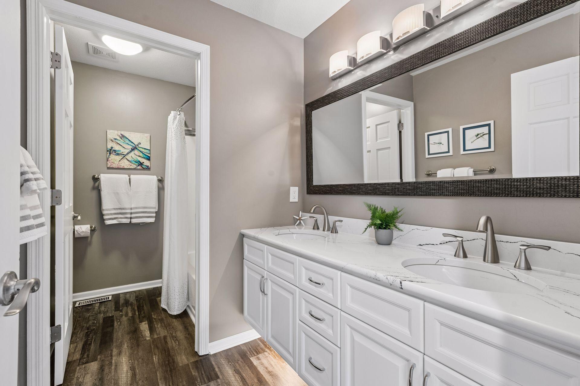 2nd Floor Full Bathroom