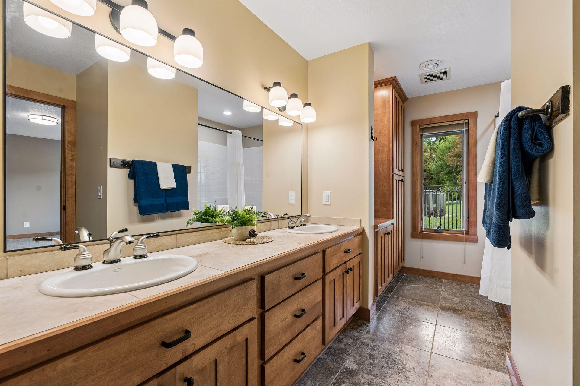 Lower Level Full Bath w/Separate Water Closet