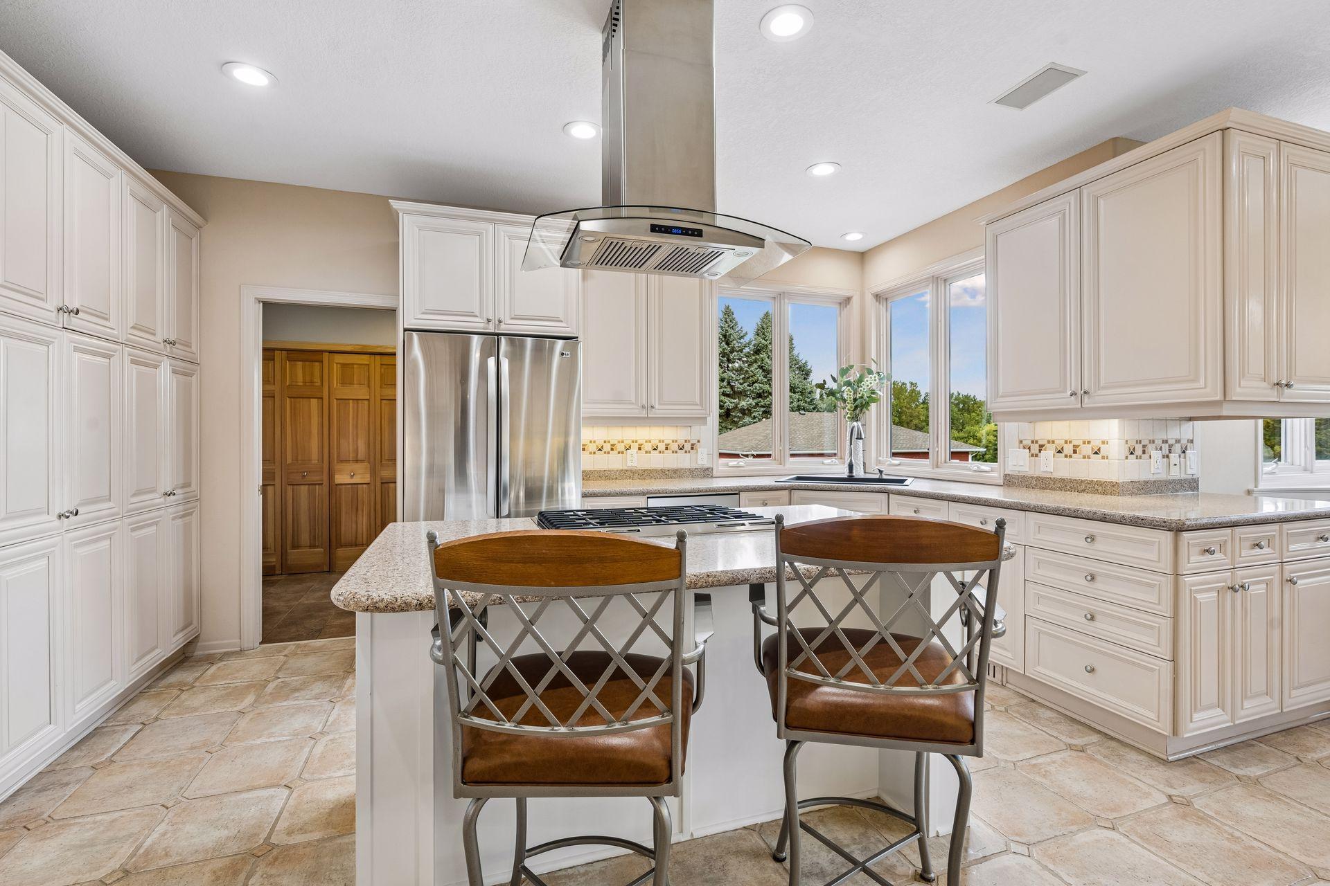 Breakfast Bar / Kitchen
