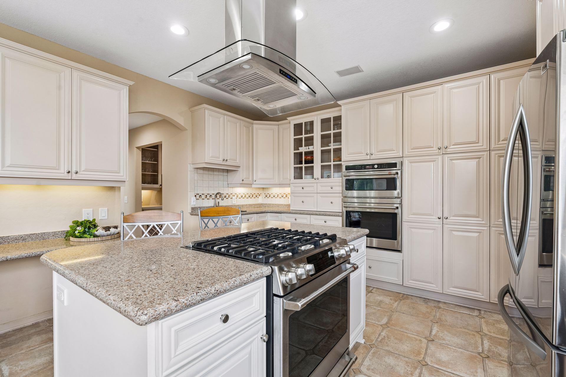 Kitchen - 2 Ovens 1 Microwave