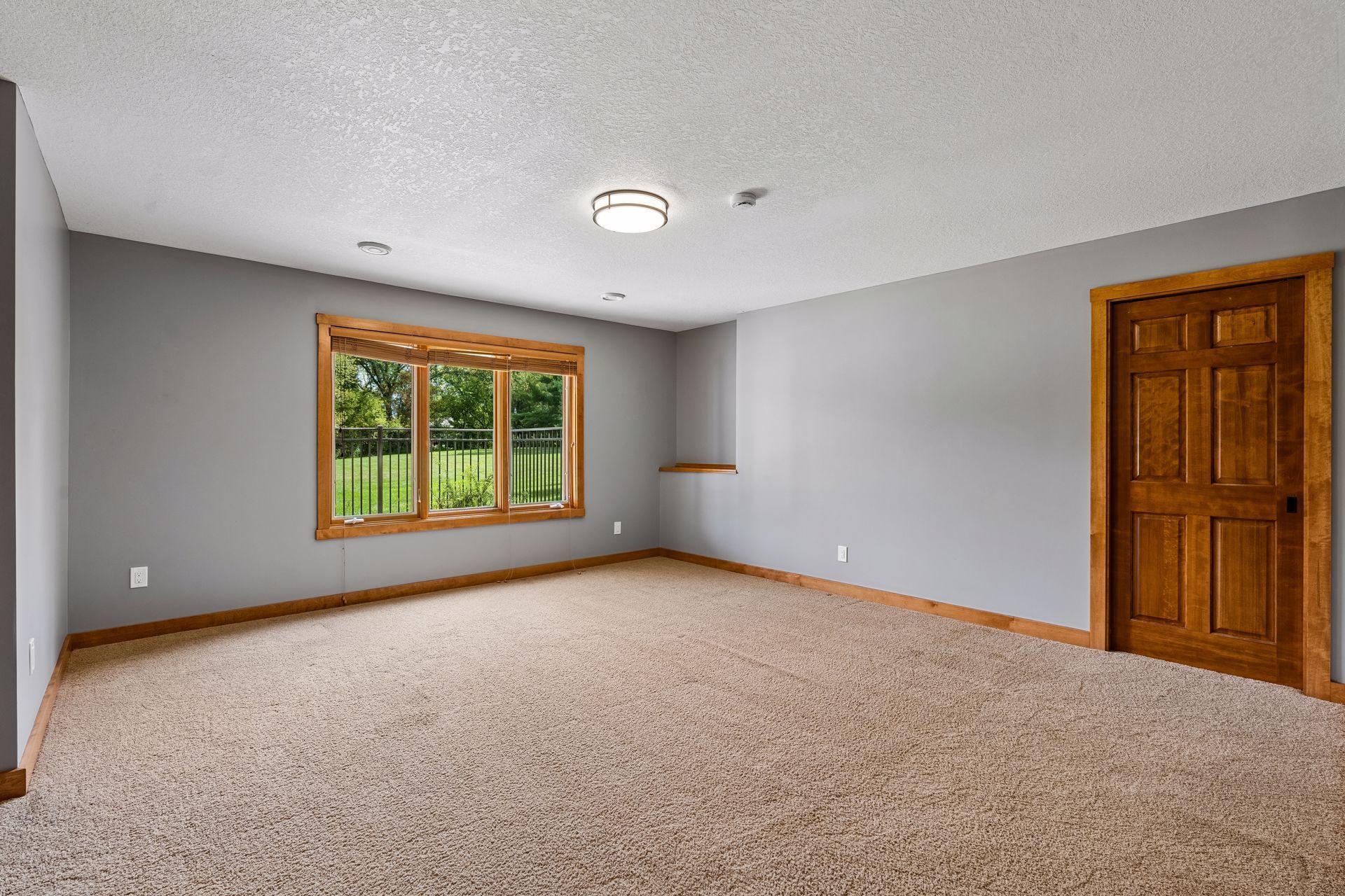 Lower Level Large en-Suite Bedroom Full Bath