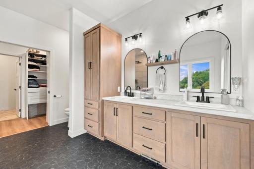 Dual Sinks & Ample Storage
