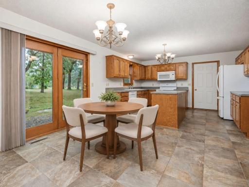 This image has been virtually staged with digitally added furniture and dÃ©cor. Refer to the unstaged photos and an in-person showing for the propertyâs actual condition.