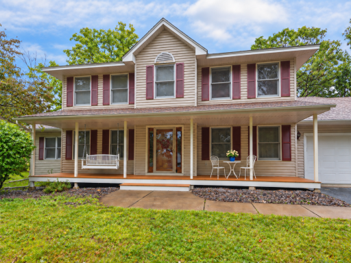 This image has been virtually staged with digitally added furniture and dÃ©cor. Refer to the unstaged photos and an in-person showing for the propertyâs actual condition.