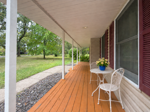 This image has been virtually staged with digitally added furniture and dÃ©cor. Refer to the unstaged photos and an in-person showing for the propertyâs actual condition.