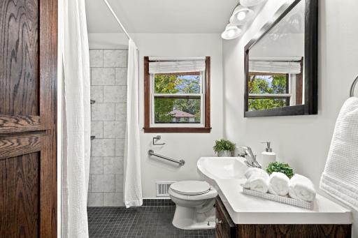 6006 Washburn Avenue N, Brooklyn Center, MN 55430