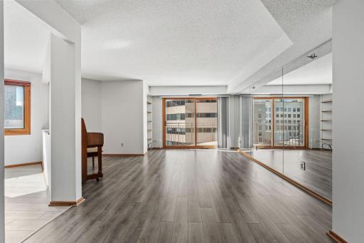 28-web-or-mls-121 Washington Ave S 702-2.jpg