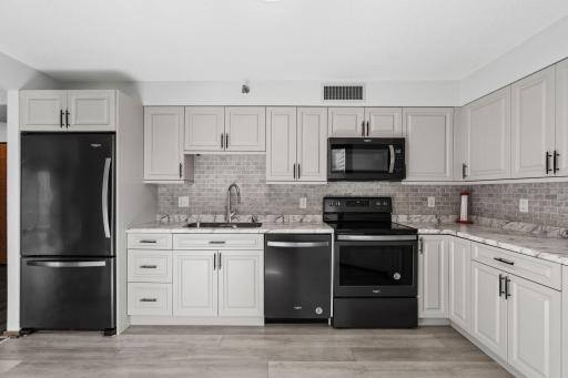 34-web-or-mls-121 Washington Ave S 702-8.jpg