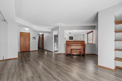 30-web-or-mls-121 Washington Ave S 702-4.jpg
