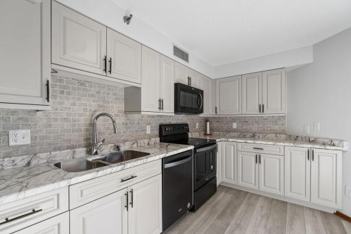 33-web-or-mls-121 Washington Ave S 702-7.jpg