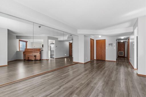 31-web-or-mls-121 Washington Ave S 702-5.jpg