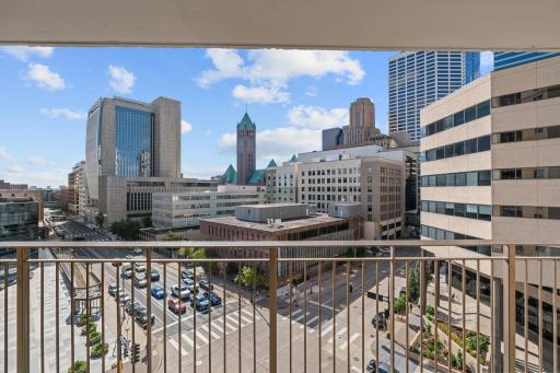 44-web-or-mls-121 Washington Ave S 702-18.jpg