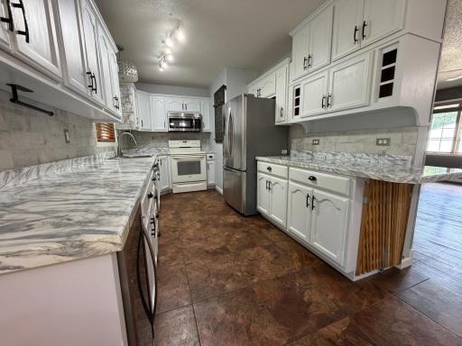 20 Kitchen.JPG