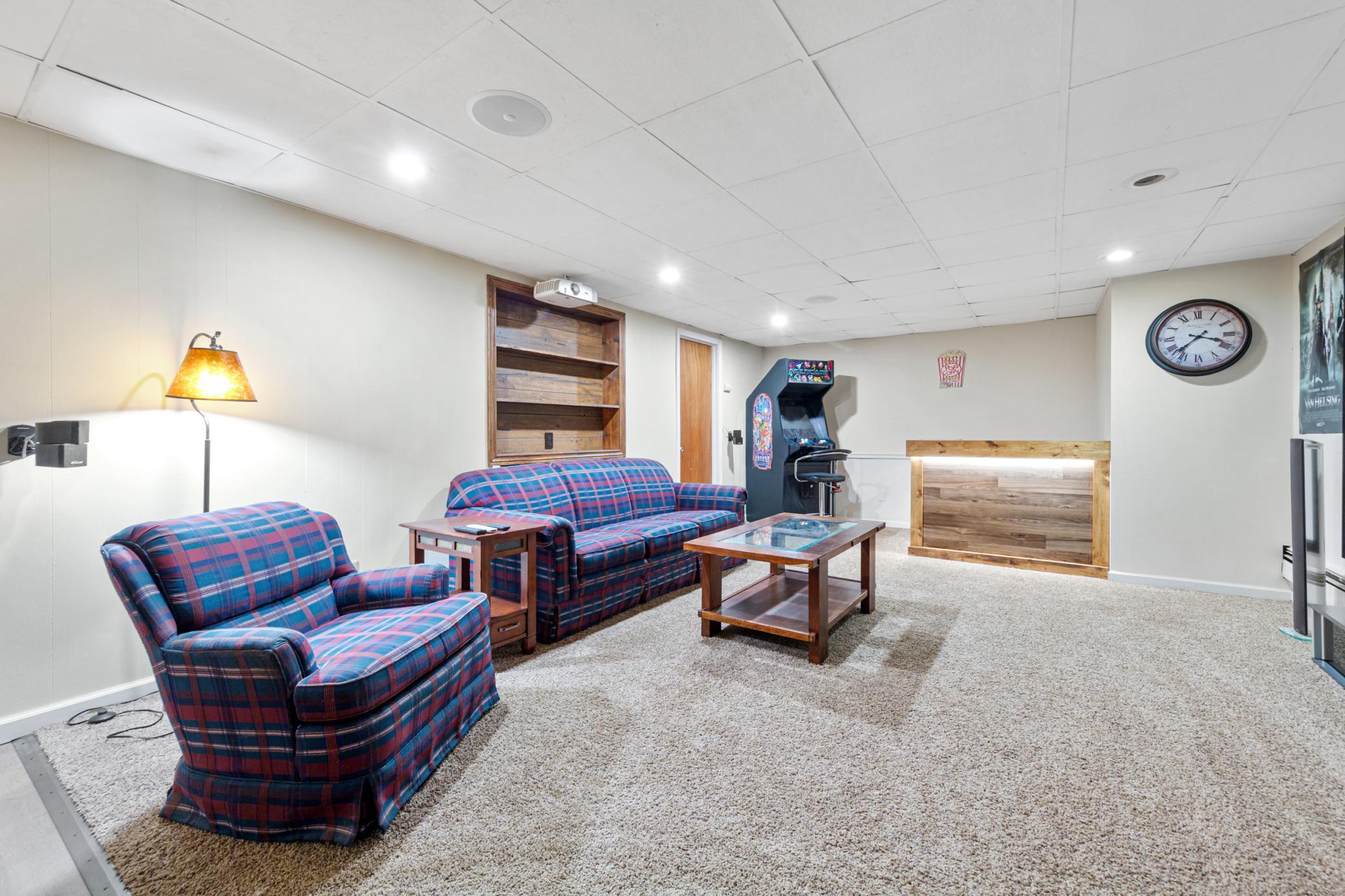 26 family room_lower.jpg