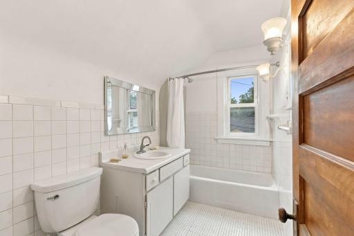 31-web-or-mls-1315 19th Ave NE Interior-24.jpg