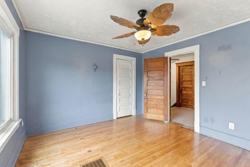 25-web-or-mls-1315 19th Ave NE Interior-18.jpg