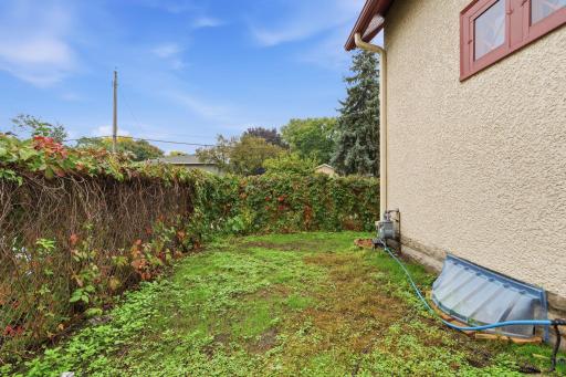 37-web-or-mls-1315 19th Ave NE Exteriors-7.jpg