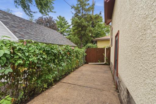 40-web-or-mls-1315 19th Ave NE Exteriors-5.jpg