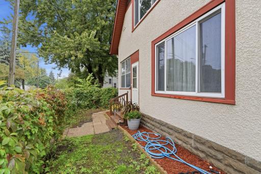 39-web-or-mls-1315 19th Ave NE Exteriors-4.jpg