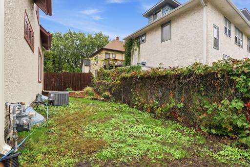 38-web-or-mls-1315 19th Ave NE Exteriors-6.jpg