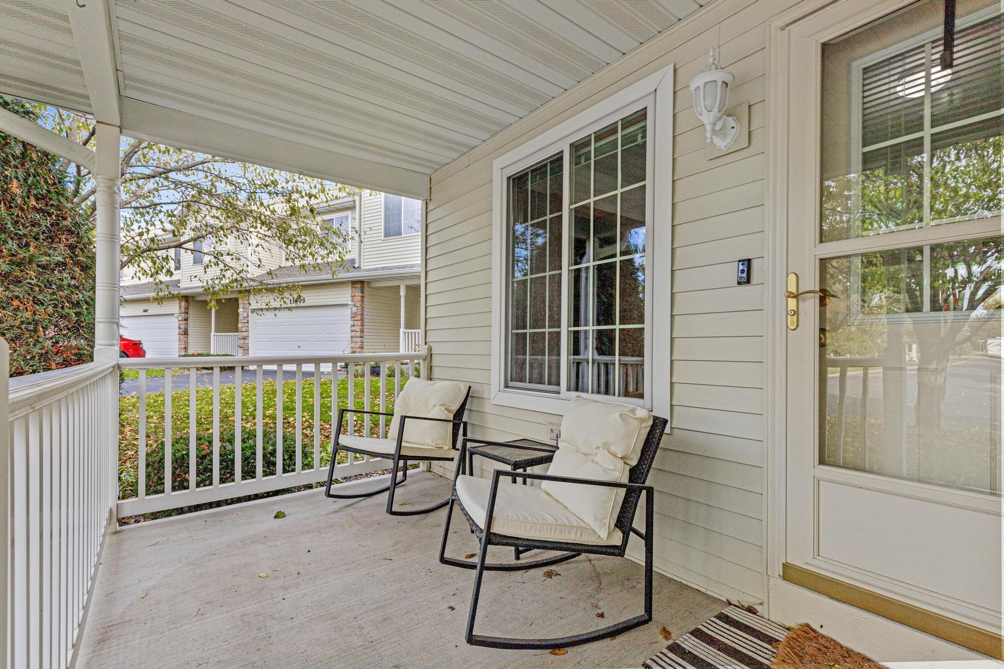 Covered front porch!