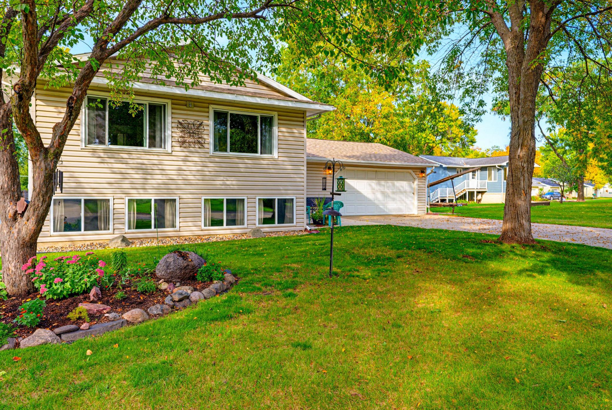 Welcome to this 3 bed 2 bath home offering easy living in Litchfield!