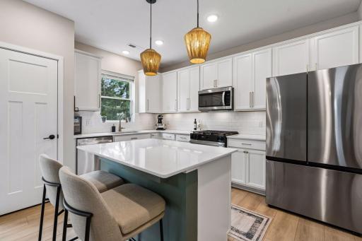 Quartz counters, high-end Samsung Bespoke appliances.